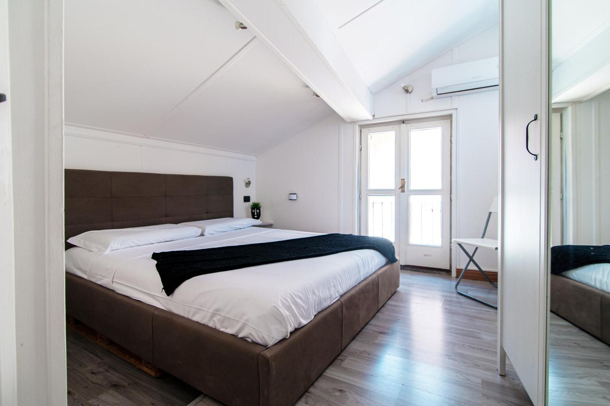 Joivy Al Duomo Guest House โกโม ภายนอก รูปภาพ